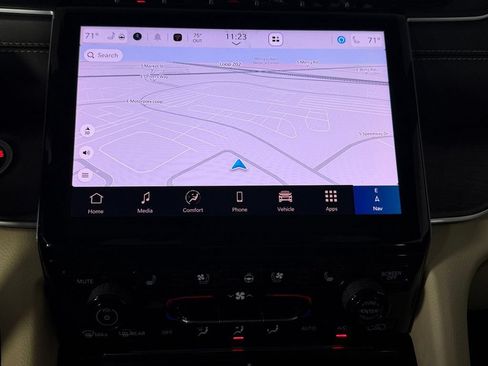 Certified 2025 Jeep Grand Cherokee Limited w/ Luxury Tech Group II AWD/4WD image 17