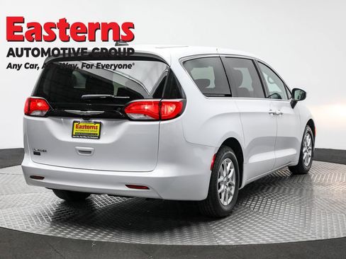 Used 2023 Chrysler Voyager LX image 5