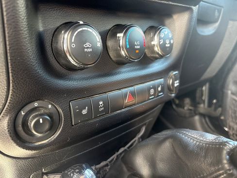 Used 2013 Jeep Wrangler Unlimited Sahara image 23