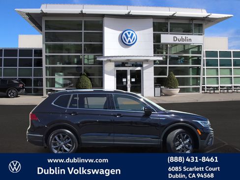 Used 2023 Volkswagen Tiguan SE w/ Panoramic Sunroof Package FWD image 3