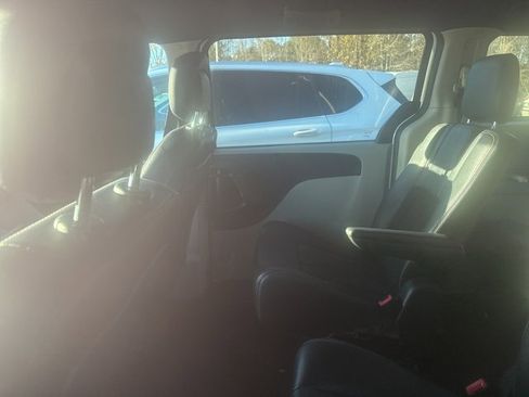 Used 2019 Dodge Grand Caravan SXT image 6
