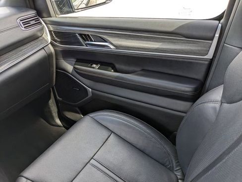 Used 2024 Jeep Wagoneer L Series II w/ Flexible Seating Group image 18