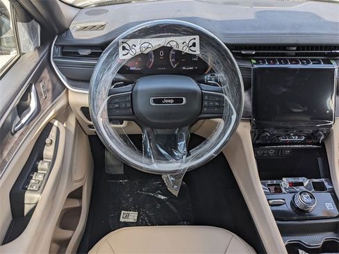 New 2025 Jeep Grand Cherokee Limited image 12