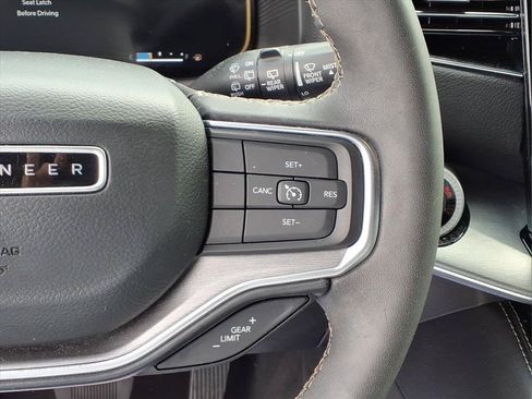 Used 2023 Jeep Wagoneer 4WD image 12