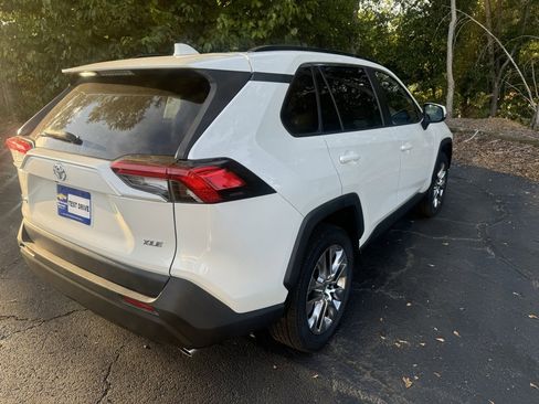 Used 2021 Toyota RAV4 XLE Premium image 7