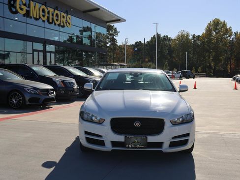 Used 2019 Jaguar XE Premium image 38