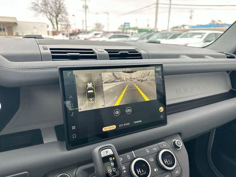 Used 2025 Land Rover Defender 90 S image 31