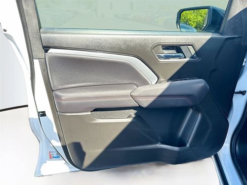 Used 2025 Chevrolet Colorado Z71 w/ Midnight Edition image 17