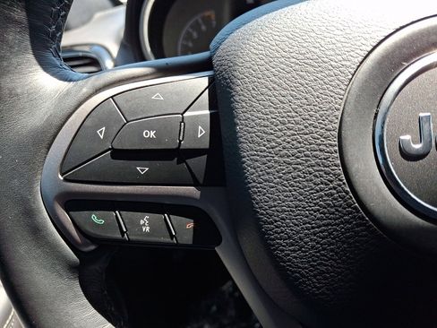 Used 2019 Jeep Grand Cherokee Overland AWD/4WD image 22