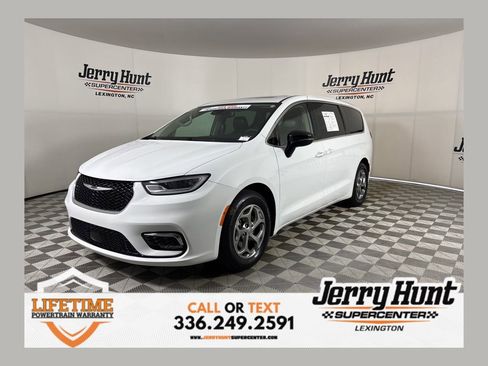 Used 2024 Chrysler Pacifica Limited image 1