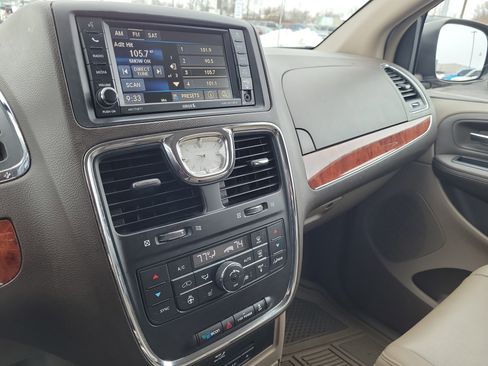 Used 2015 Chrysler Town & Country Touring-L w/ Driver Convenience Group image 25