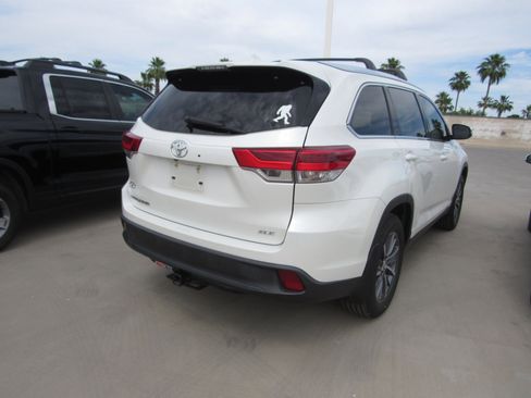 Used 2019 Toyota Highlander XLE image 3