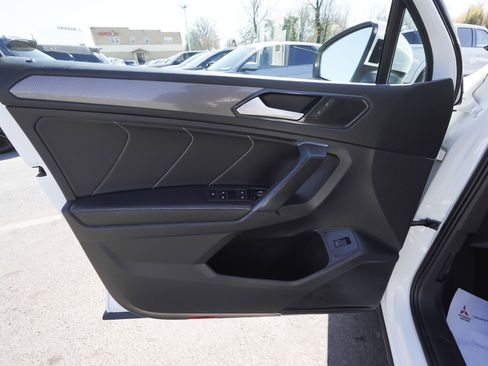 Used 2022 Volkswagen Tiguan SE w/ Panoramic Sunroof Package AWD/4WD image 9