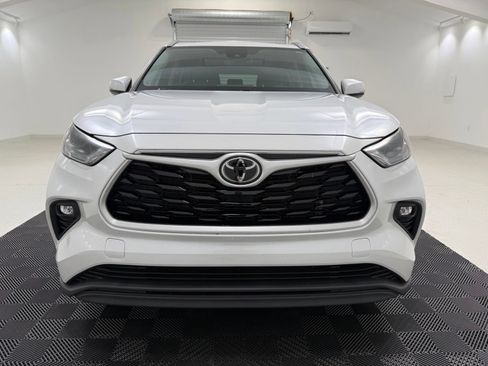 Used 2022 Toyota Highlander XLE FWD image 2