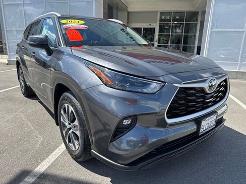 Certified 2024 Toyota Highlander XLE FWD image 5
