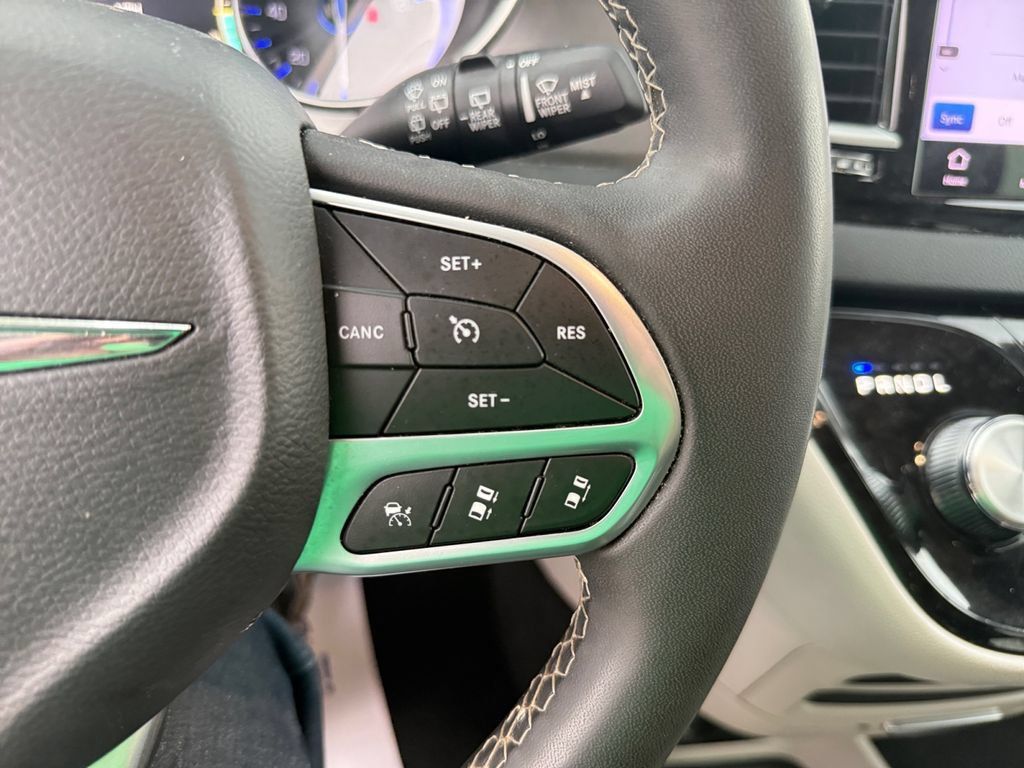 Used 2023 Chrysler Pacifica Touring-L FWD image 16