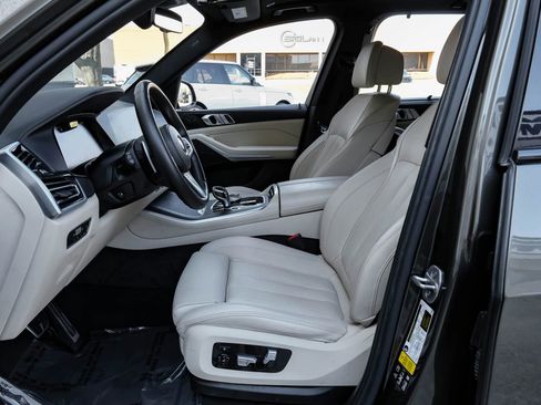 Used 2022 BMW X5 xDrive40i w/ M Sport Package image 3