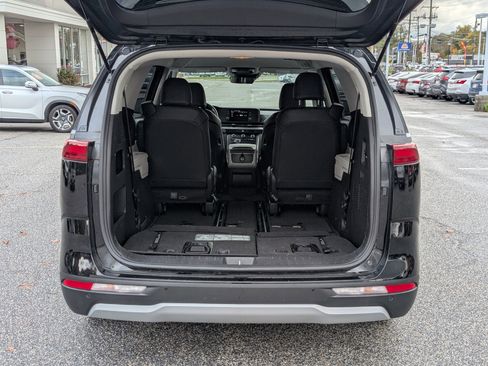 Used 2024 Kia Carnival LX image 13