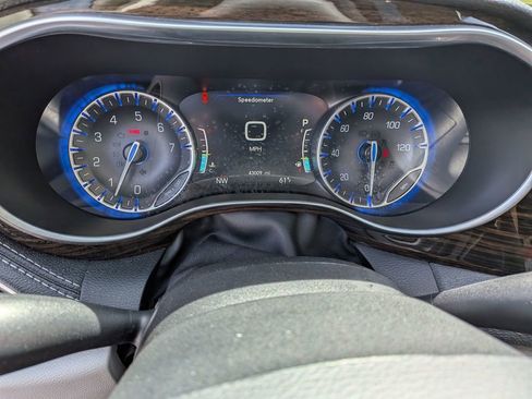 Used 2024 Chrysler Pacifica Limited image 18