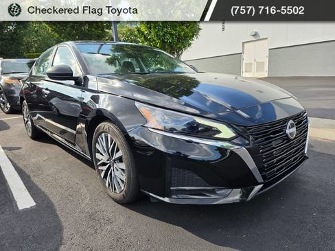 Used 2025 Nissan Altima 2.5 SV FWD image 3