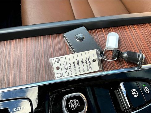 Certified 2026 Volvo V60 B5 Cross Country Plus w/ Protection Package Premier image 34