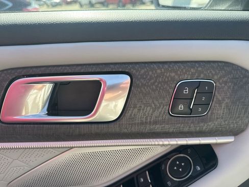 Used 2025 Ford Explorer Platinum w/ Ultimate Package image 9