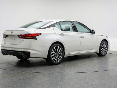 Used 2025 Nissan Altima 2.5 SV FWD image 9