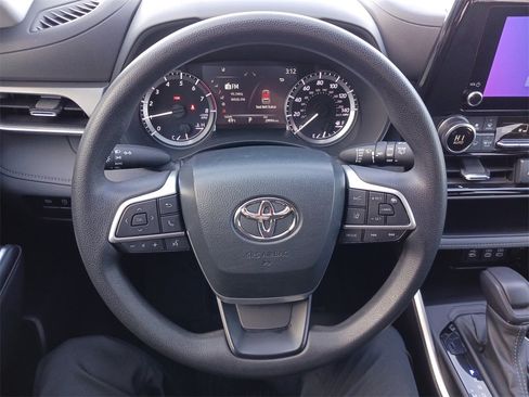 Used 2023 Toyota Highlander L image 17