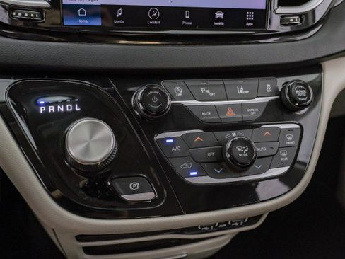 Used 2022 Chrysler Pacifica Touring-L image 21