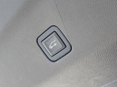 Used 2023 GMC Yukon SLT AWD/4WD image 12