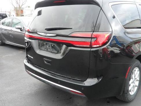 Used 2024 Chrysler Pacifica Touring-L FWD image 31