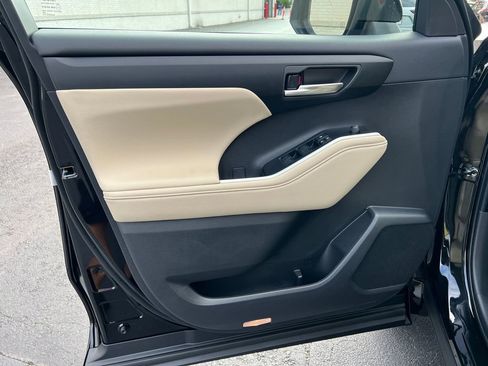 New 2025 Toyota Highlander XLE FWD image 10