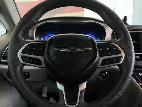 Used 2018 Chrysler Pacifica L image 28