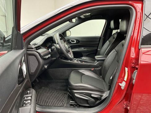 Used 2025 Jeep Compass Trailhawk AWD/4WD image 3