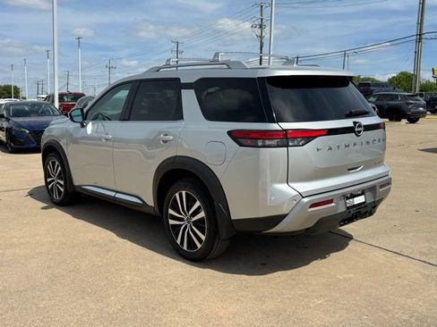 Used 2024 Nissan Pathfinder Platinum FWD image 4