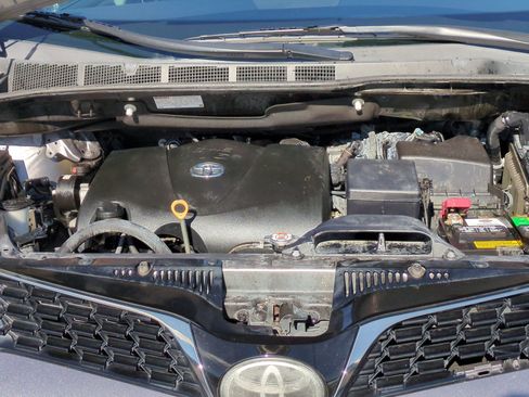 Used 2018 Toyota Sienna SE image 32