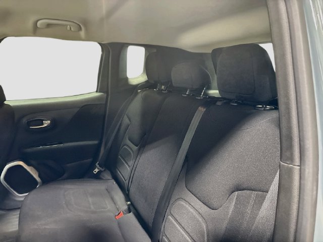 Used 2018 Jeep Renegade Latitude w/ Cold Weather Group FWD image 20