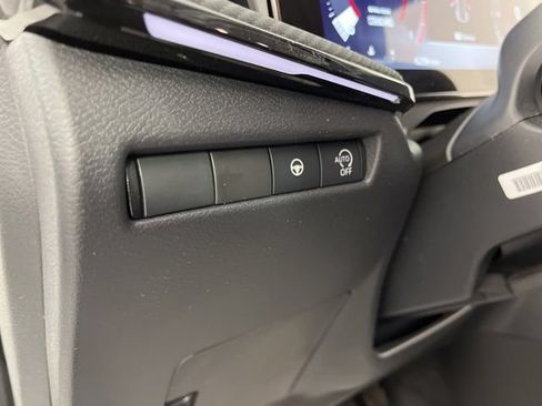 Certified 2025 Nissan Kicks SR FWD image 30