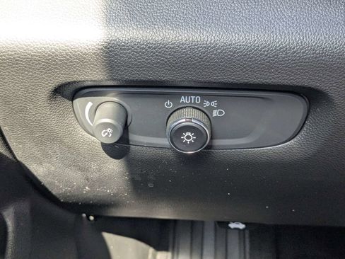 Used 2023 Chevrolet Traverse LT FWD image 28