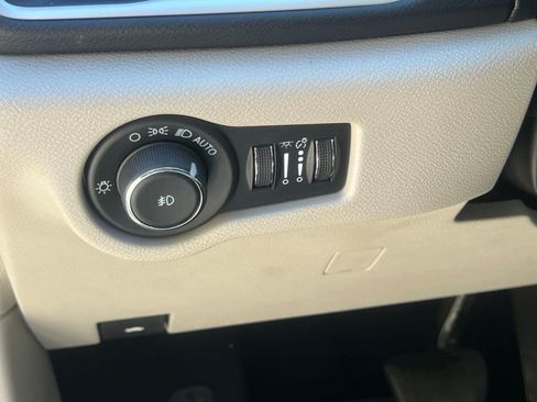 Used 2023 Chrysler Pacifica Touring-L FWD image 27