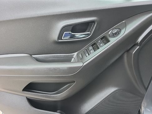 Used 2019 Chevrolet Trax LT w/ LT Convenience Package AWD/4WD image 16