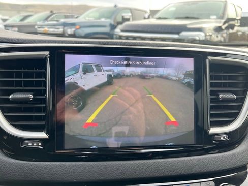 Used 2023 Chrysler Pacifica Touring-L image 18