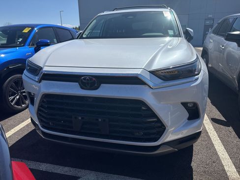Used 2024 Toyota Grand Highlander AWD image 2