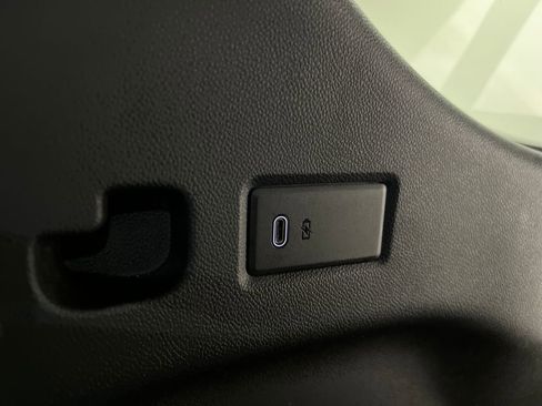 Used 2025 GMC Yukon XL Denali AWD/4WD image 31