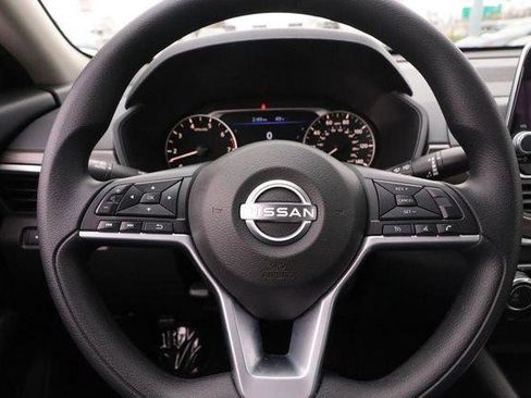 Used 2025 Nissan Altima 2.5 SV image 10