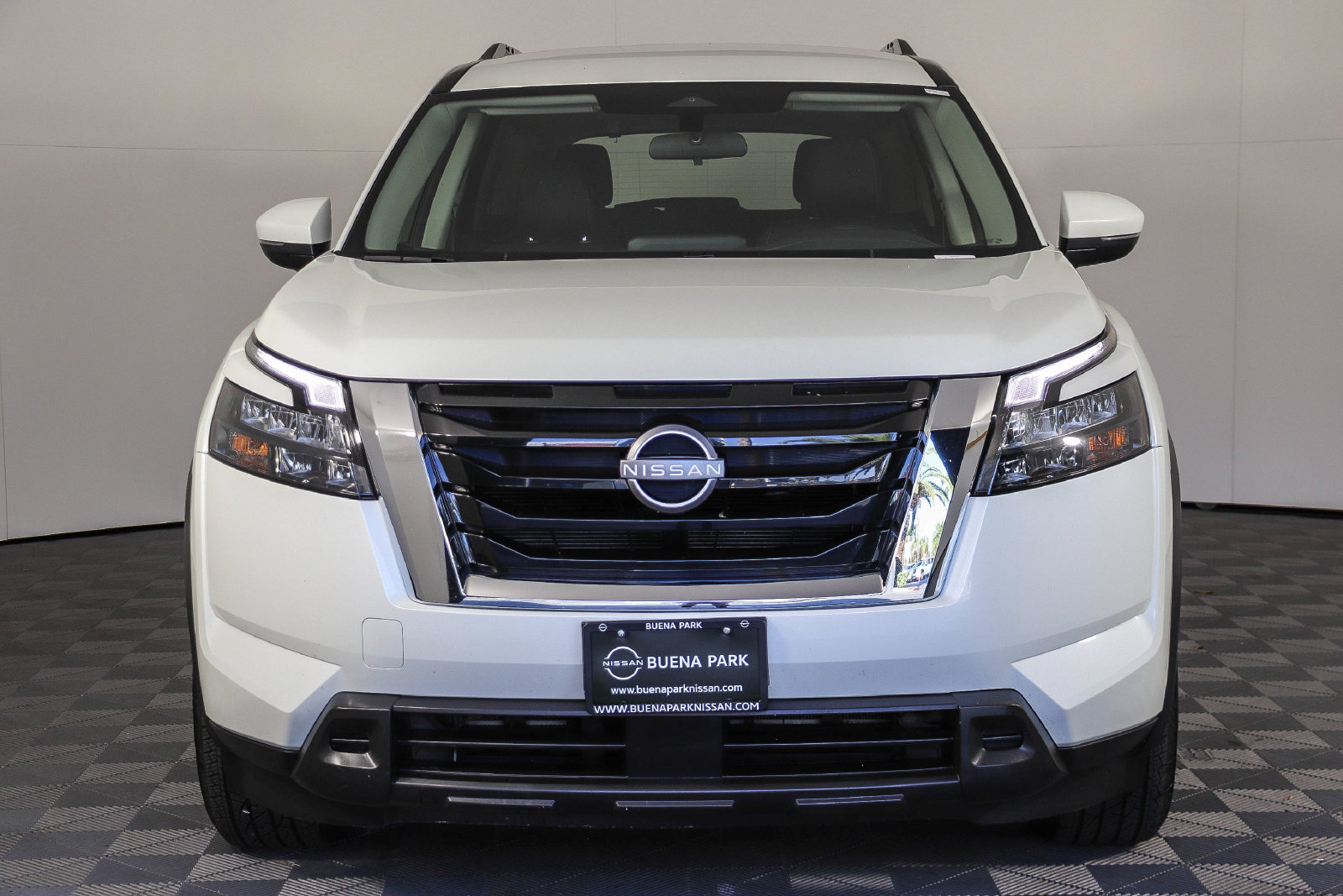 Used 2024 Nissan Pathfinder SV FWD image 2