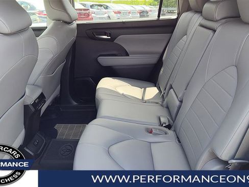 Used 2020 Toyota Highlander XLE image 14