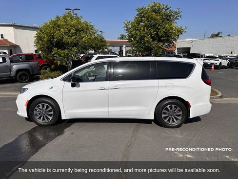Used 2024 Chrysler Pacifica Select image 2