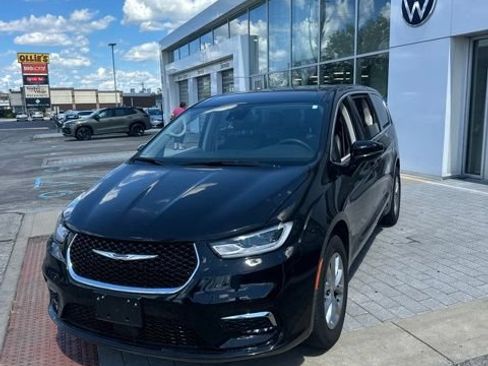 Used 2024 Chrysler Pacifica Touring-L AWD/4WD image 19