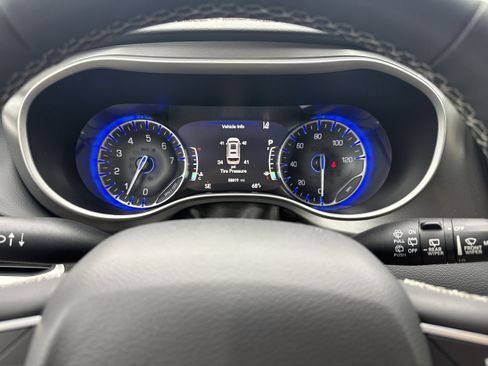 Used 2023 Chrysler Pacifica Touring-L FWD image 19
